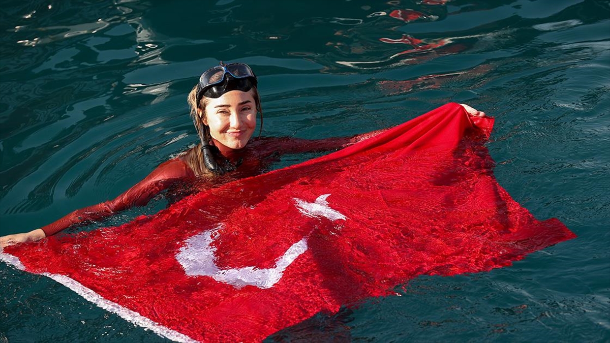 Milli sporcu Şahika Ercümen, Cumhuriyet'in 100. yılı etkinlikleri kapsamında Antalya'da
