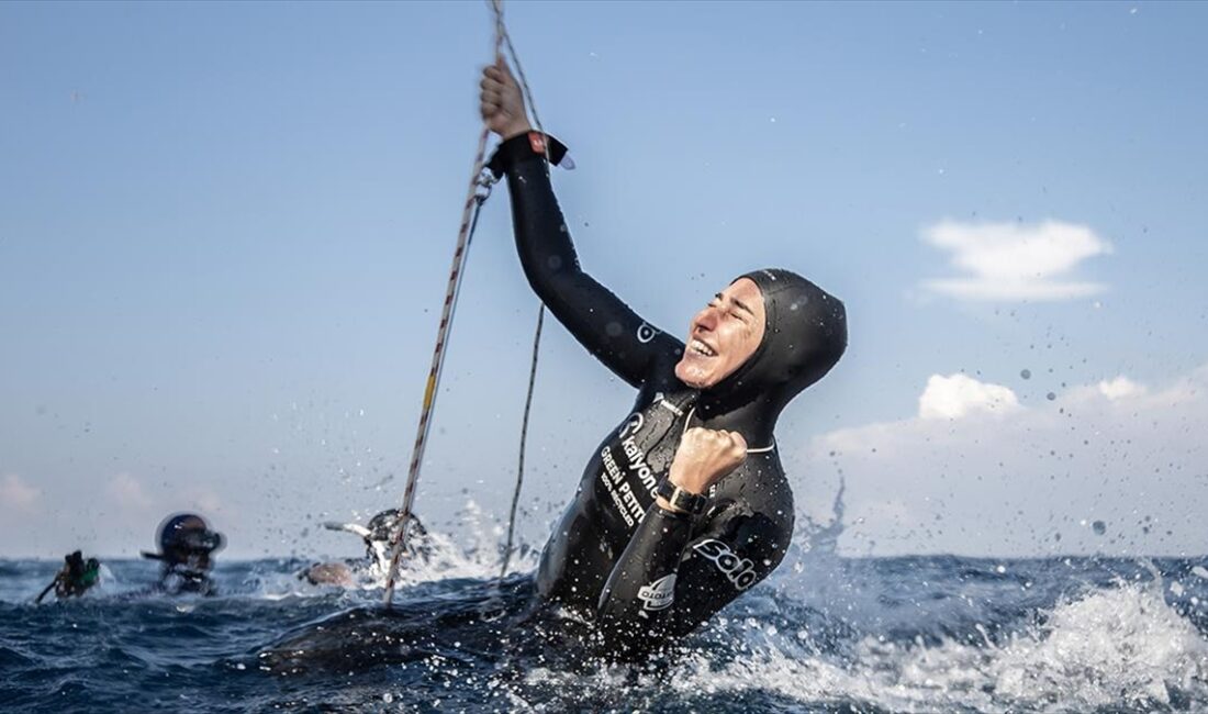 Milli sporcu Şahika Ercümen, Cumhuriyet'in 100. yılına ithafen Hatay'da gerçekleştirdiği
