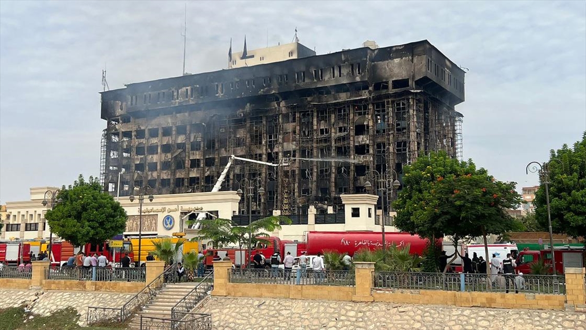 Mısır'ın kuzeydoğusundaki İsmailiye Emniyet Müdürlüğünde çıkan yangında 38 kişi yaralandı.