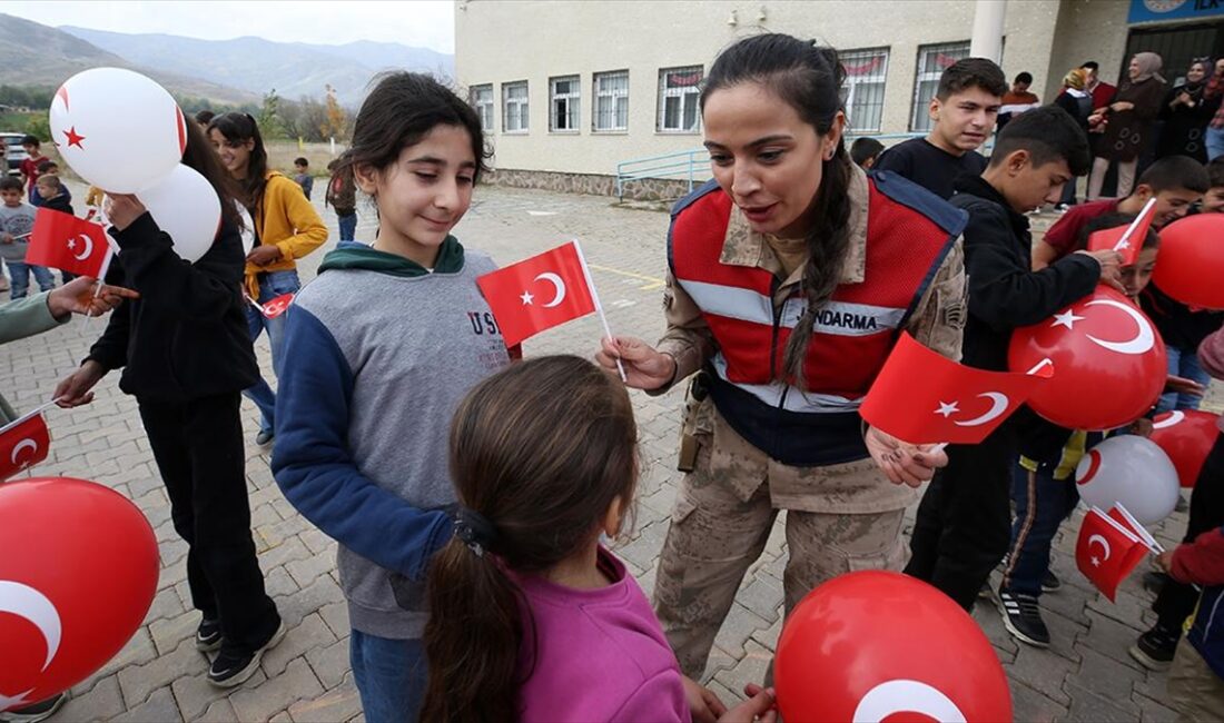Muş'ta kadın komutanlar, köylerde oyunlar oynadıkları çocukların eğlenceli vakit geçirmelerini