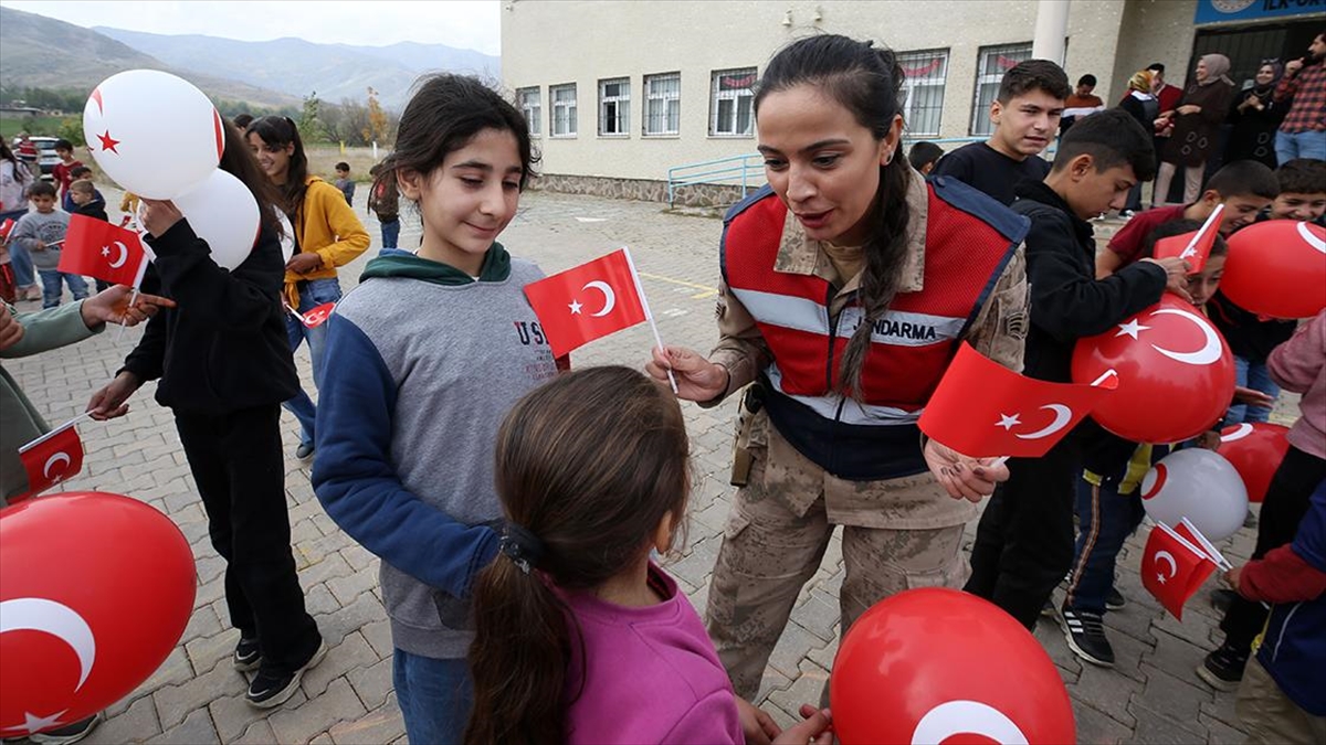 Muş'ta kadın komutanlar, köylerde oyunlar oynadıkları çocukların eğlenceli vakit geçirmelerini