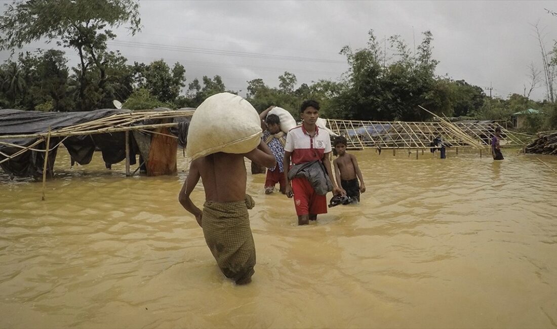 Myanmar'ın güneyinde muson yağmurlarının yol açtığı sellerden dolayı evlerini terk