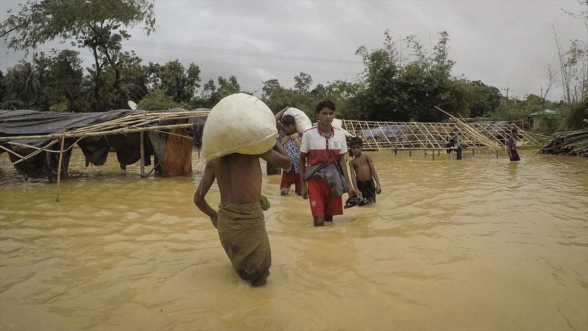 Myanmar'ın güneyinde muson yağmurlarının yol açtığı sellerden dolayı evlerini terk