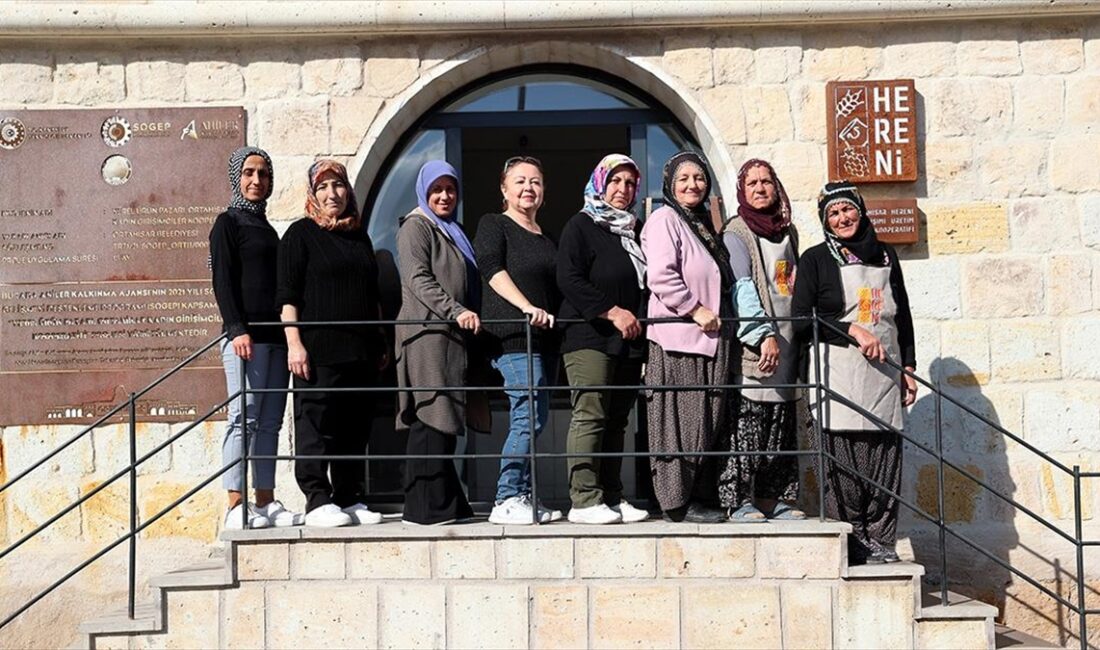 Kadınlar, hazırladıkları üzüm suyu, nişasta ve unla kaynatılarak yapılan köftür,