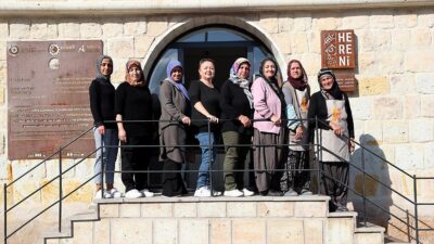Kadınlar, hazırladıkları üzüm suyu, nişasta ve unla kaynatılarak yapılan köftür,
