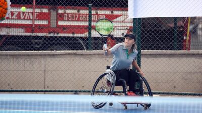 Tekerlekli Sandalye Tenis Milli Takımı oyuncusu 43 yaşındaki Ebru Sulak'ın