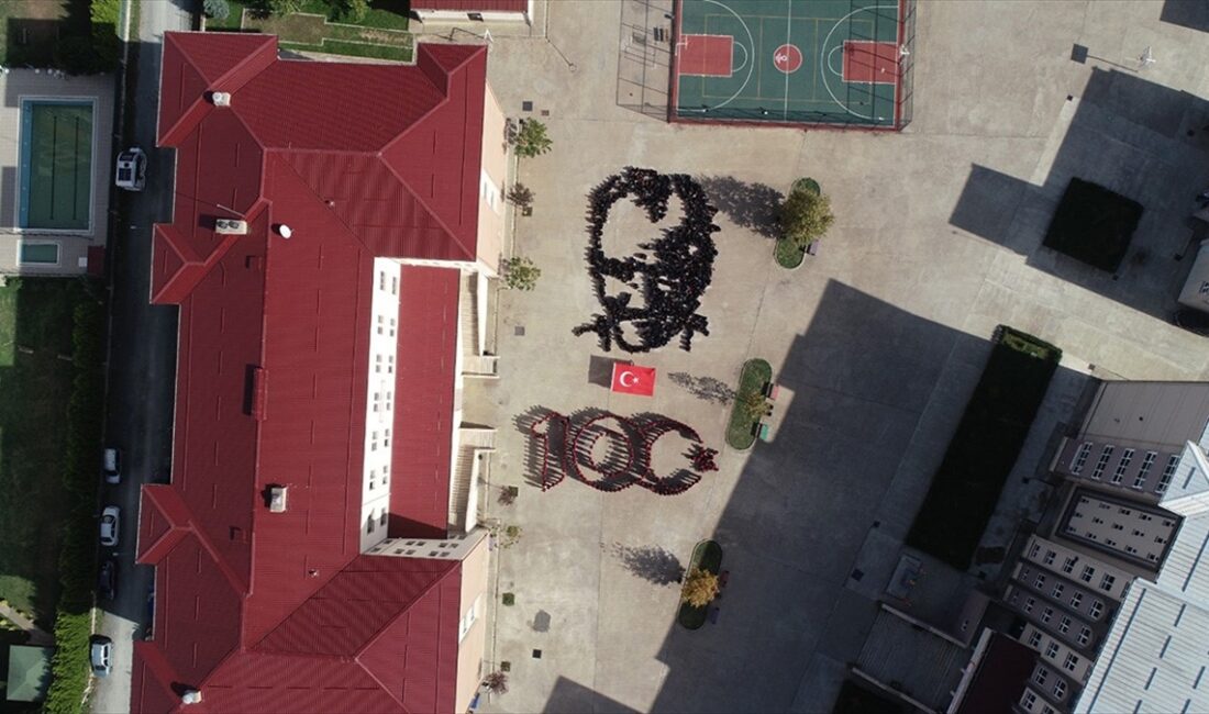Ordu'da öğrenciler, Türkiye Cumhuriyeti'nin kurucusu Mustafa Kemal Atatürk'ün silüeti ile