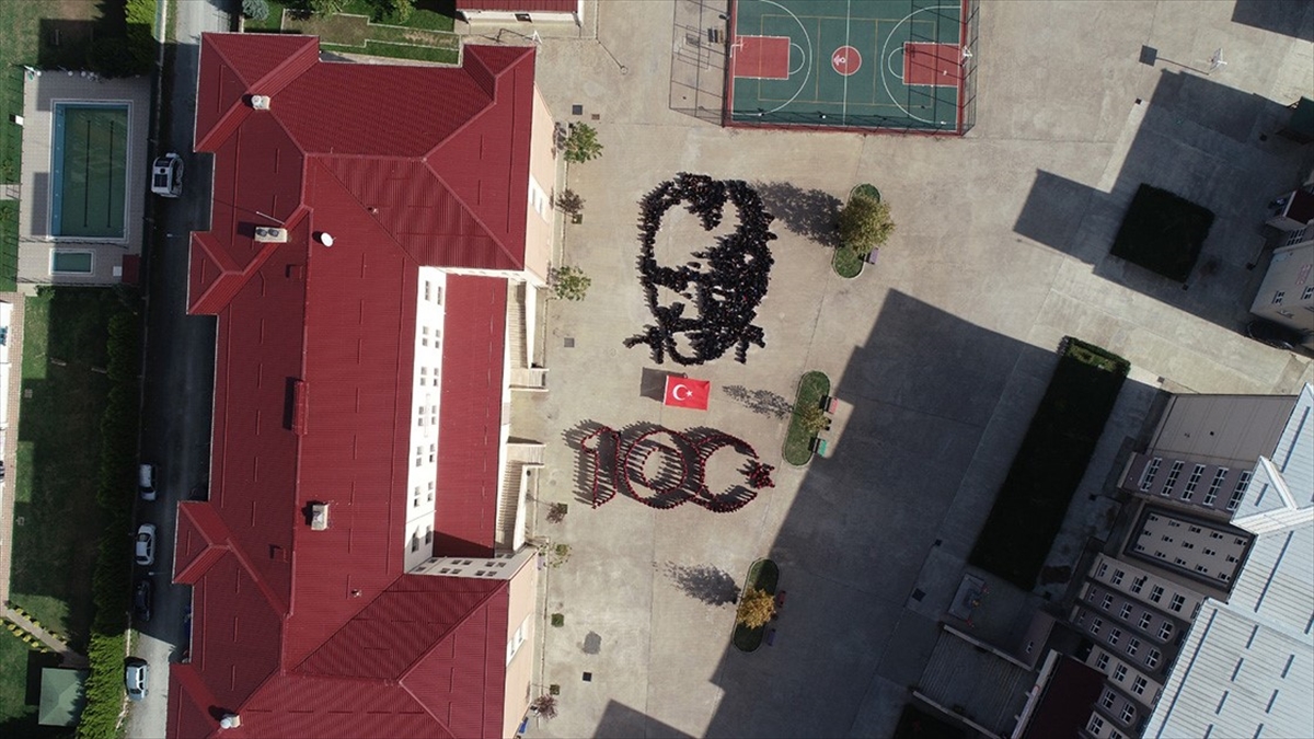 Ordu'da öğrenciler, Türkiye Cumhuriyeti'nin kurucusu Mustafa Kemal Atatürk'ün silüeti ile