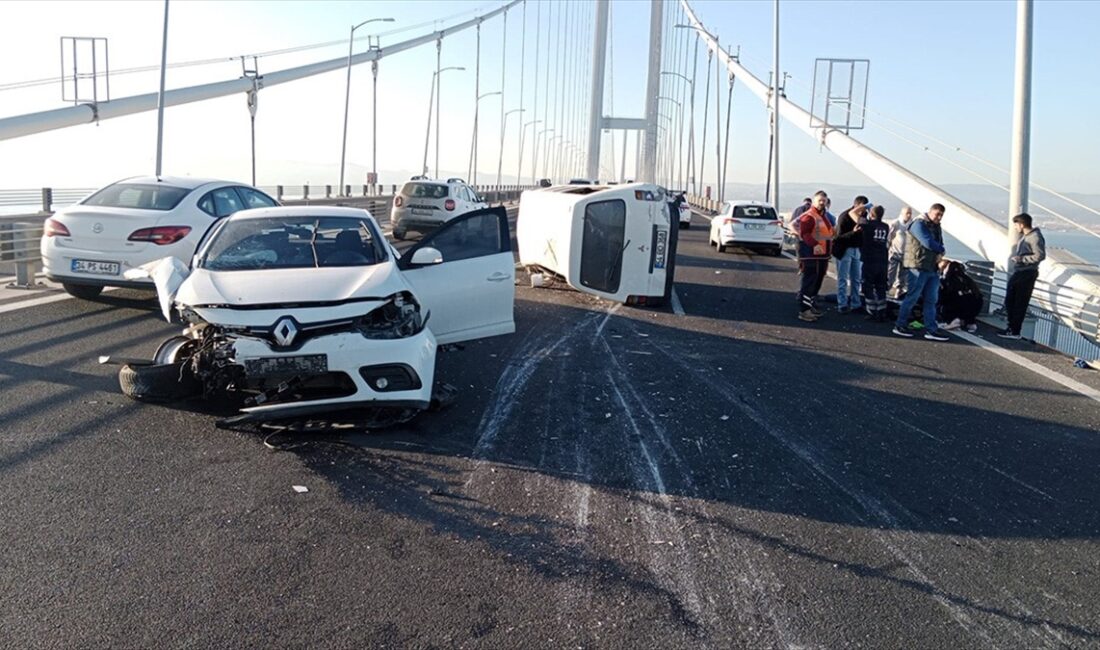 Osmangazi Köprüsü'nde 4 aracın karıştığı zincirleme kazada 9 kişi yaralandı.