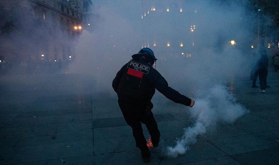 Fransa'nın başkenti Paris'te polis, Filistin'e destek amacıyla toplanan göstericilere biber