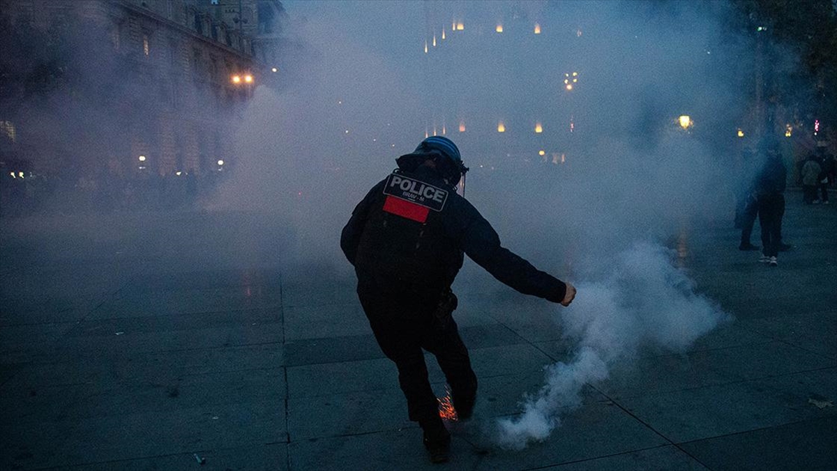 Fransa'nın başkenti Paris'te polis, Filistin'e destek amacıyla toplanan göstericilere biber