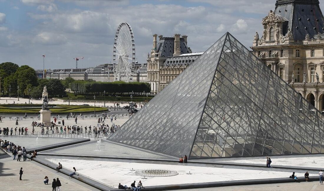 Fransa'nın başkenti Paris'te dünyaca ünlü Louvre Müzesi, bomba ihbarı nedeniyle