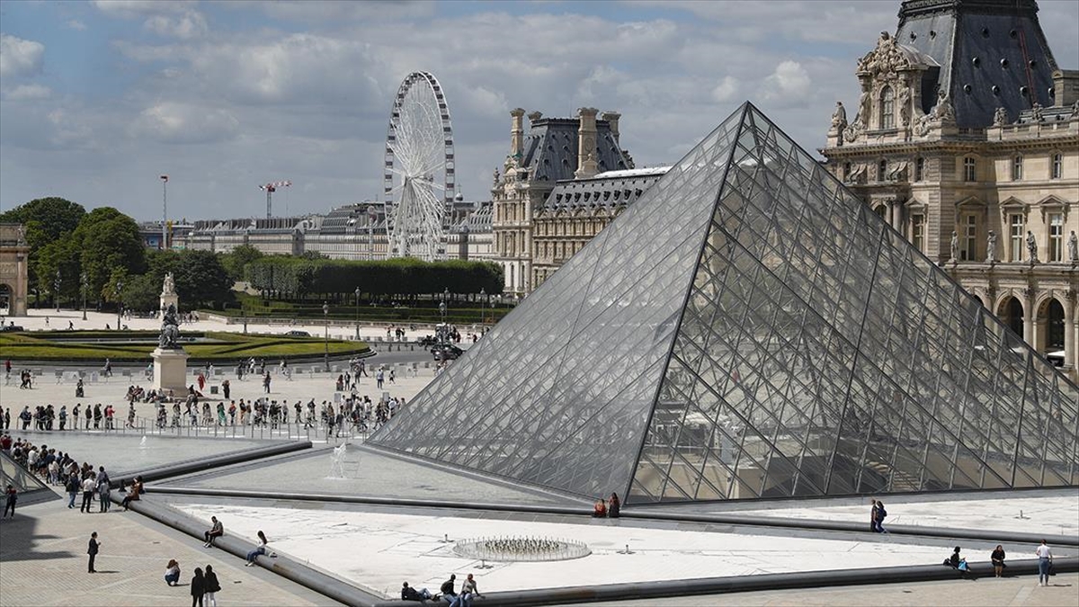 Fransa'nın başkenti Paris'te dünyaca ünlü Louvre Müzesi, bomba ihbarı nedeniyle