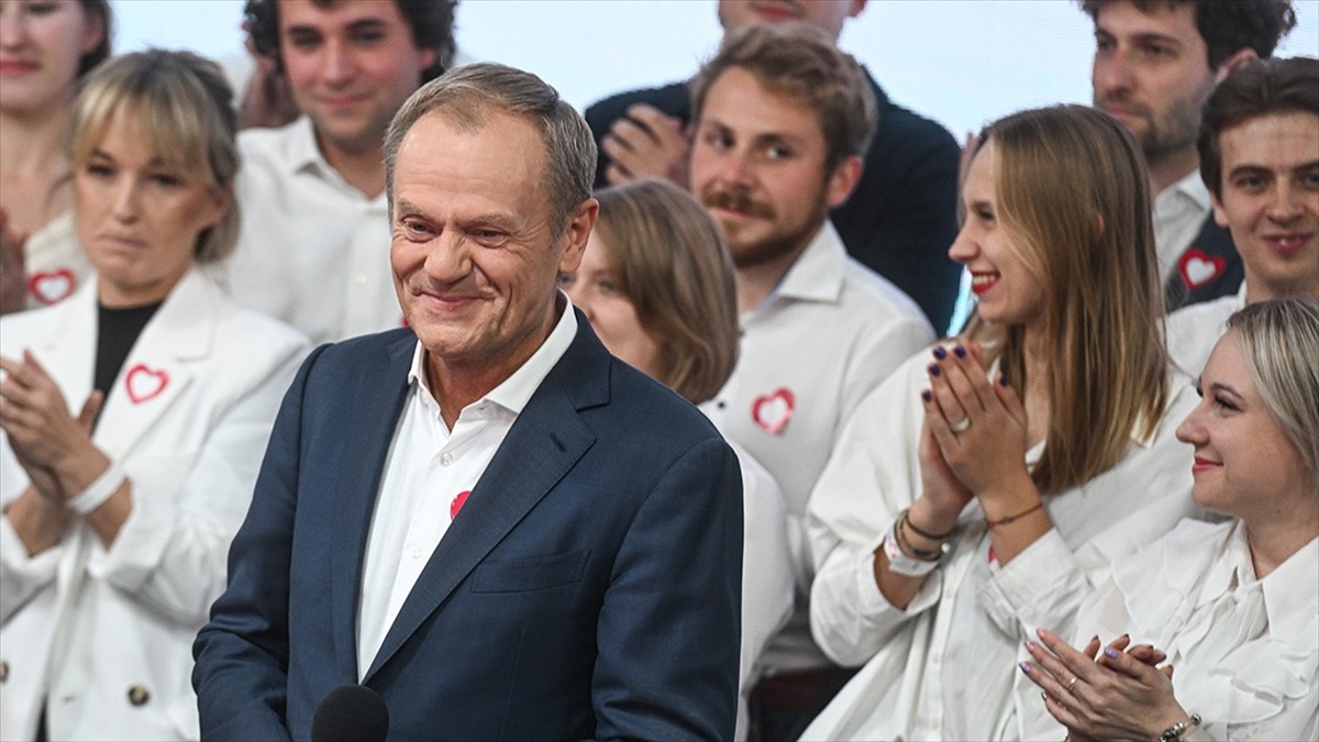 Sivil Koalisyon'un lideri eski Başbakan Donald Tusk, "Cumhurbaşkanımızdan güçlü ve