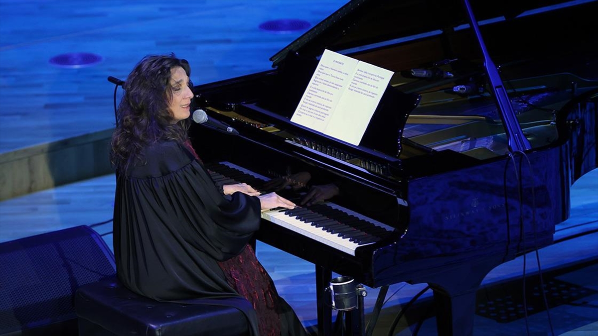 Özgün Fado tarzıyla Portekiz'in geleneksel müziklerini uluslararası arenaya taşıyan Dulce