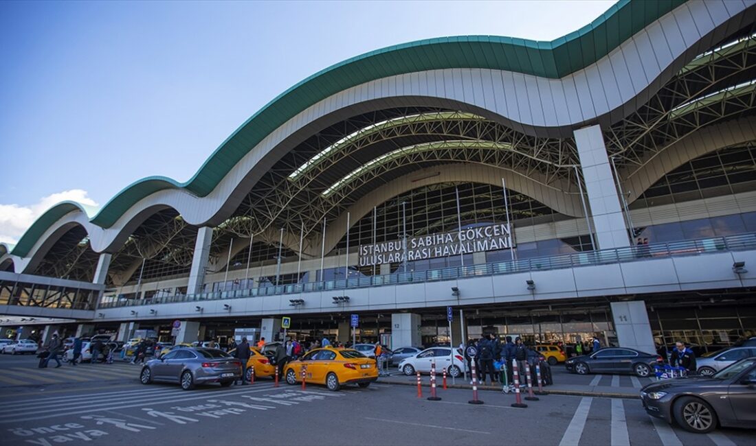 İstanbul Sabiha Gökçen (İSG) Havalimanı check-in kontuarlarından teslim edilip uçağa