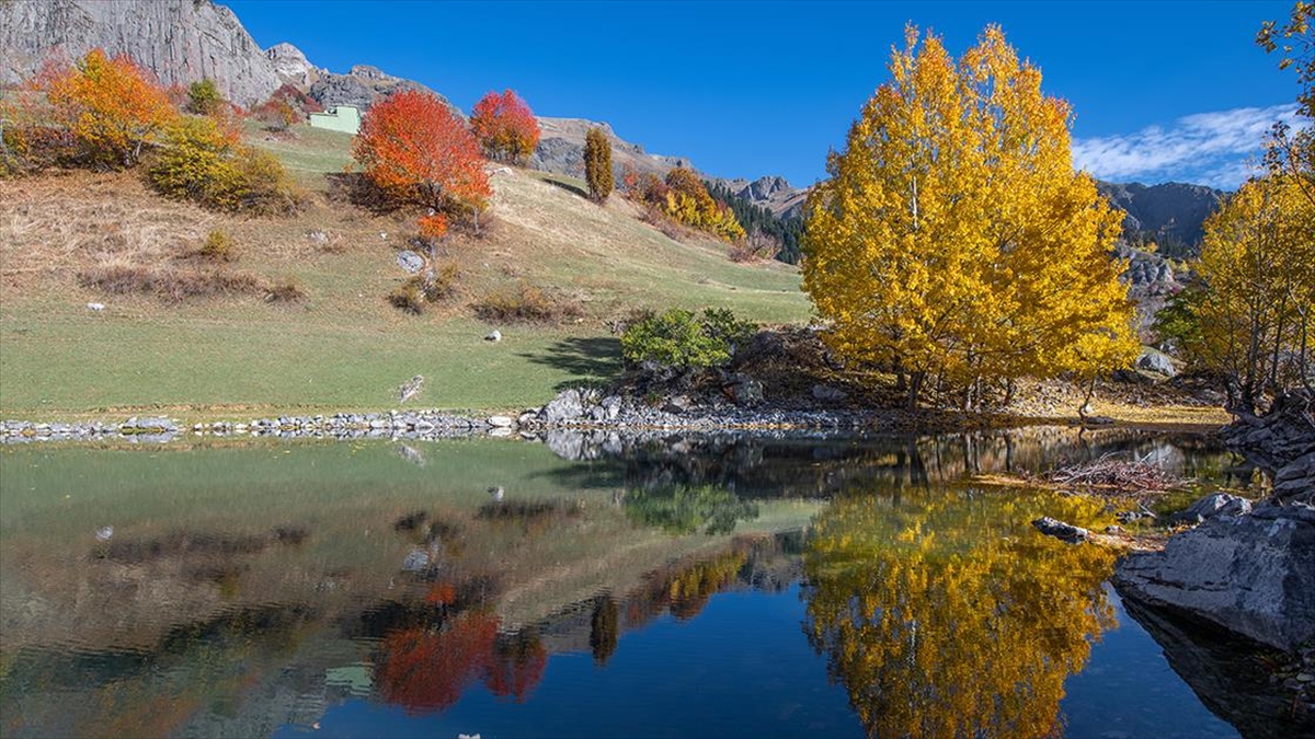Artvin'in "sakin şehir" ünvanlı Şavşat ilçesi, sonbaharla birlikte farklı renklere