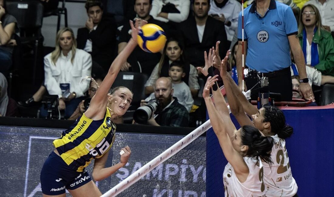 Voleybolda Kadınlar AXA Sigorta Şampiyonlar Kupası maçında VakıfBank, Fenerbahçe Opet'i