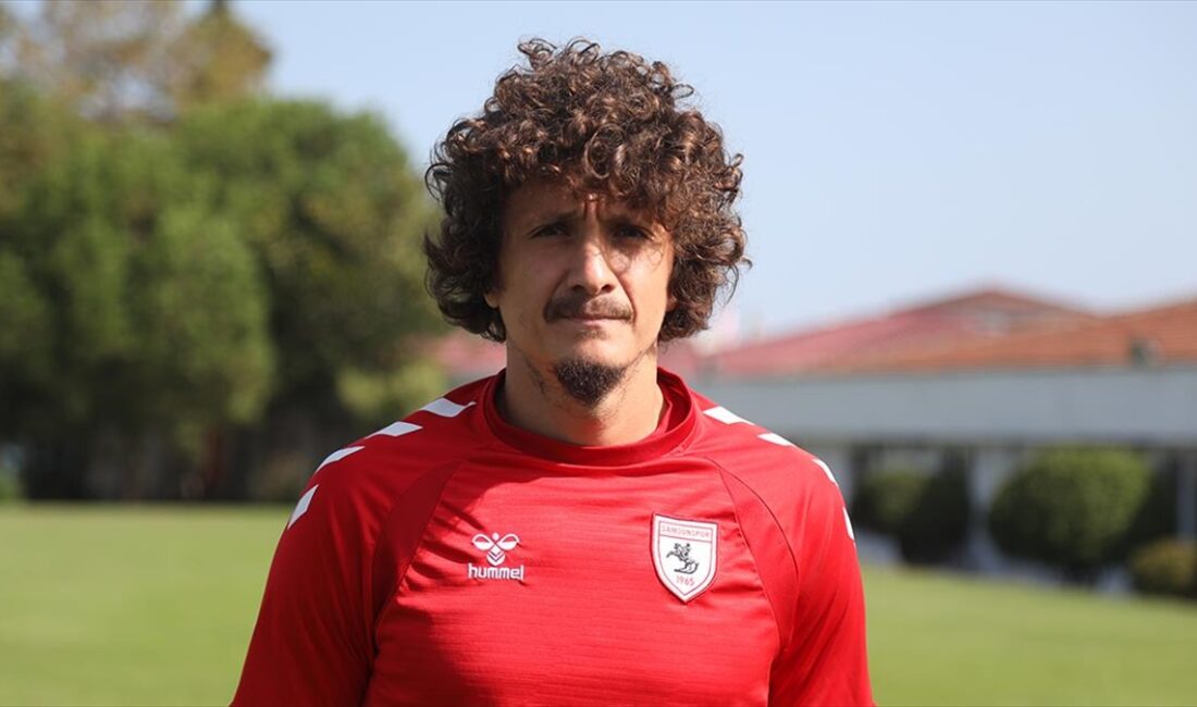 Trendyol Süper Lig ekiplerinden Yılport Samsunspor'un takım kaptanı Osman Çelik,