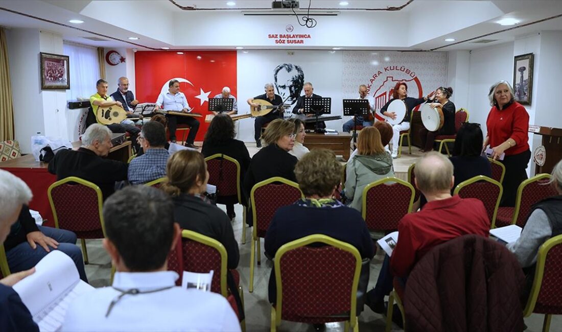 Usta kanun sanatçısı ve şef Tahir Aydoğdu, yönettiği üç koronun