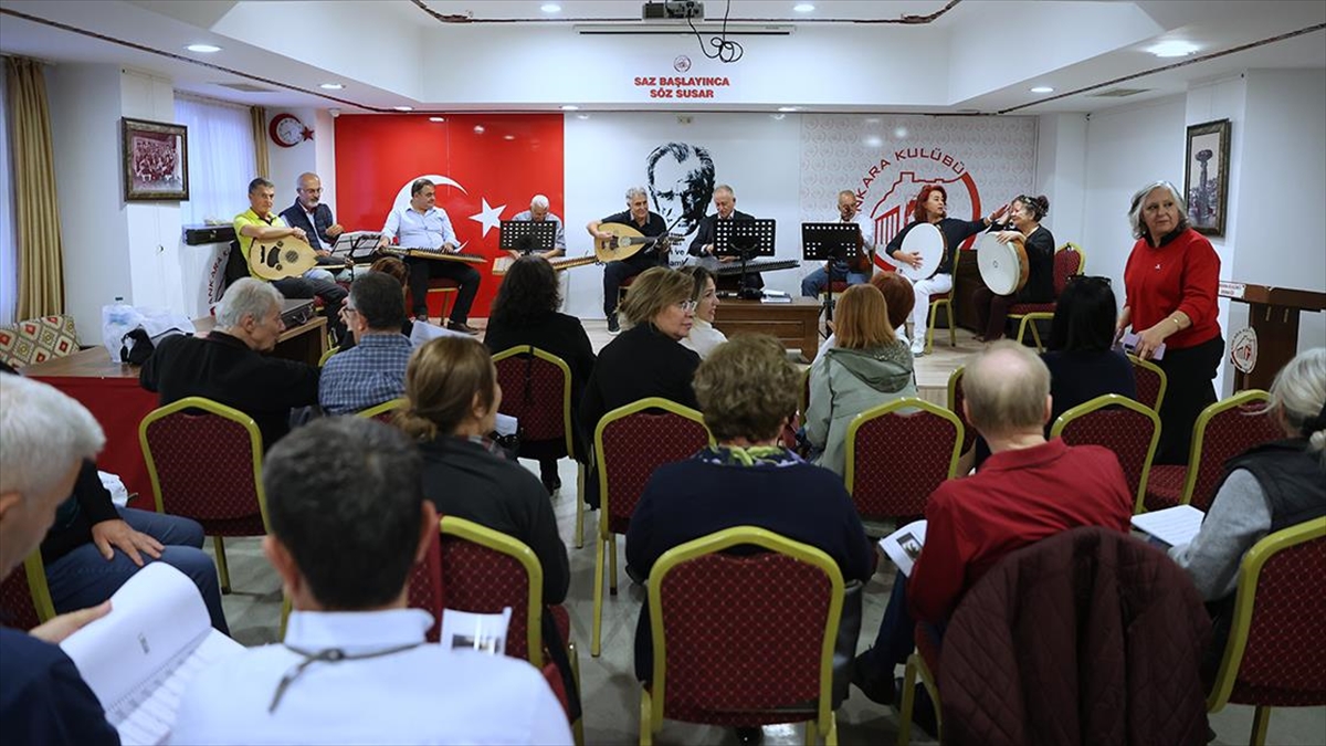 Usta kanun sanatçısı ve şef Tahir Aydoğdu, yönettiği üç koronun