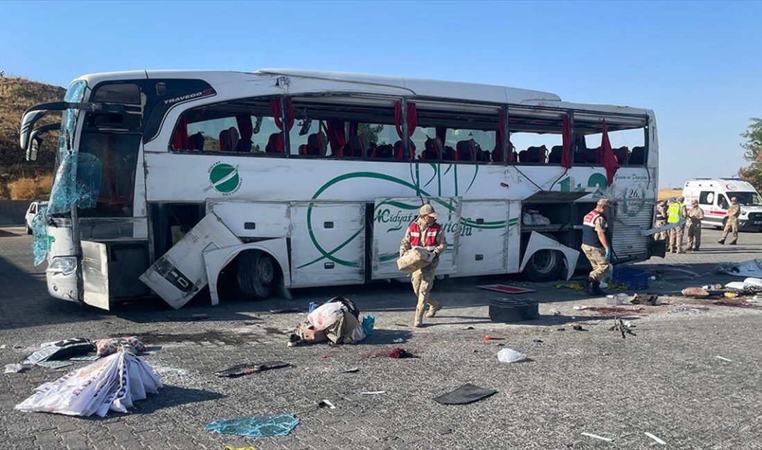 Şanlıurfa'da otomobille çarpışan yolcu otobüsünün petrol istasyonunda devrilmesi sonucu ilk