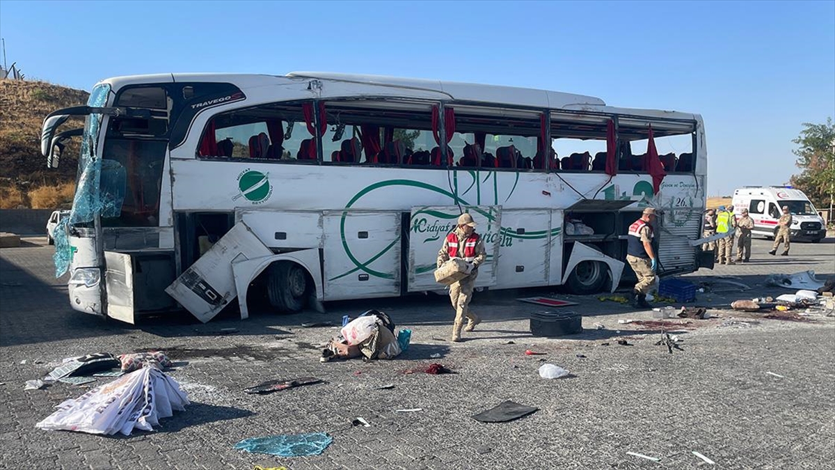 Şanlıurfa'da otomobille çarpışan yolcu otobüsünün petrol istasyonunda devrilmesi sonucu ilk