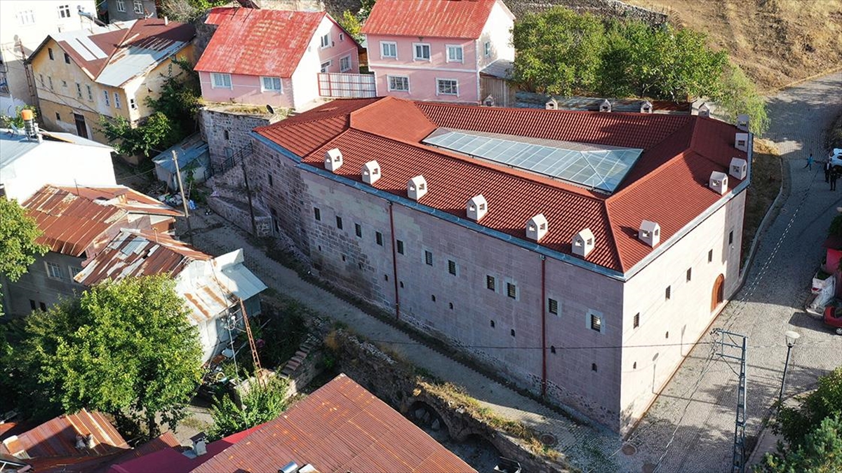 Giresun'un Şebinkarahisar ilçesinde tarihi Taşhan ve arastalar (çarşılarda aynı ürünü