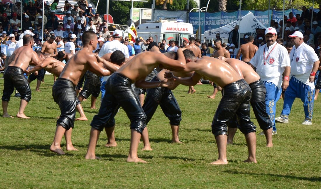 ANTALYA (AA) – Antalya'nın Serik ilçesinde düzenlenen Serik Yağlı Güreşleri'ni