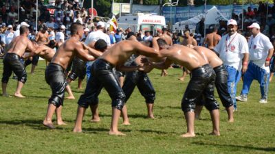 ANTALYA (AA) – Antalya'nın Serik ilçesinde düzenlenen Serik Yağlı Güreşleri'ni