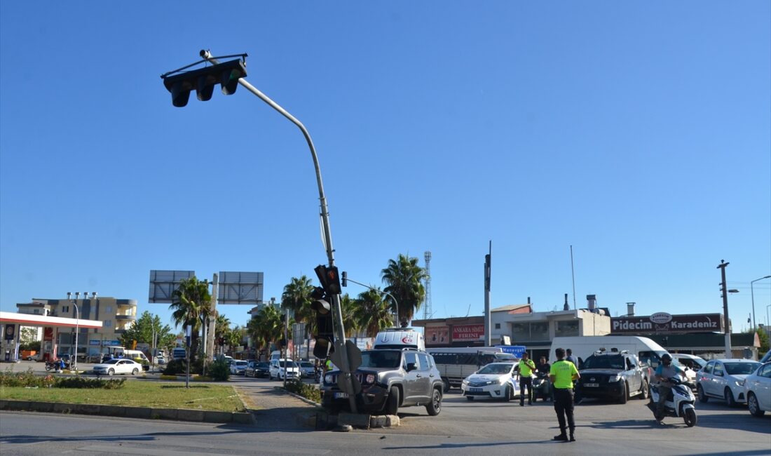 ANTALYA (AA) – Antalya’nın Serik ilçesinde kamyonetle otomobilin çarpışması sonucu