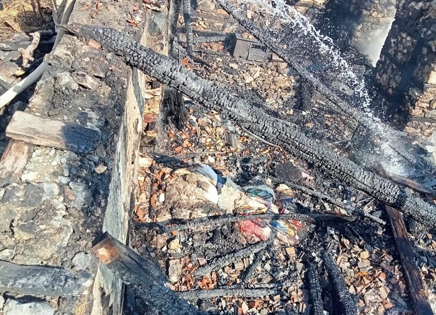ANTALYA (AA) – Serik ilçesinde çıkan yangında tek katlı müstakil