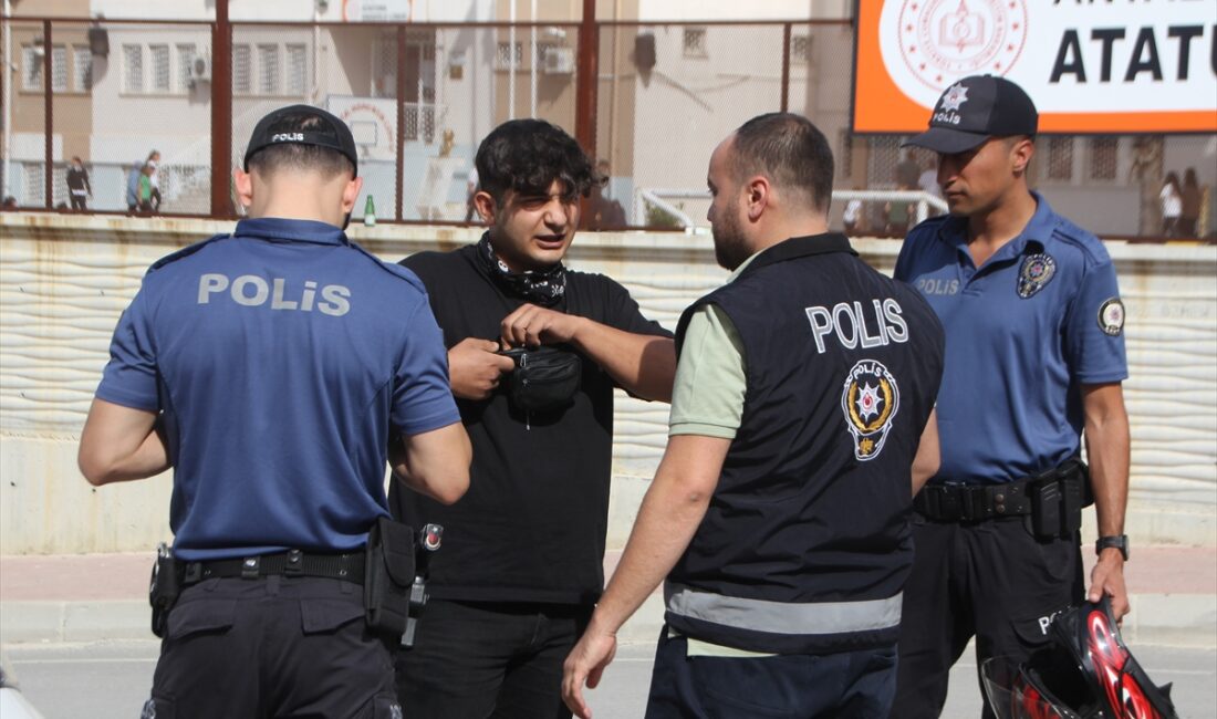 ANTALYA (AA) – Serik İlçe Emniyet Müdürlüğü ekipleri okul önlerinde