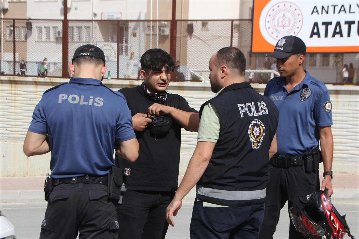 ANTALYA (AA) – Serik İlçe Emniyet Müdürlüğü ekipleri okul önlerinde