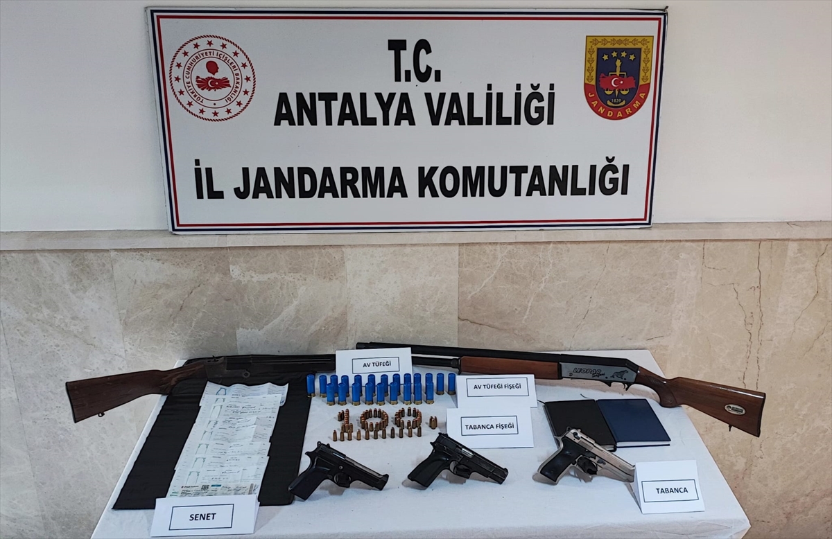 ANTALYA (AA) – Antalya'nın Serik ilçesindeki bir ev ve otomobilde