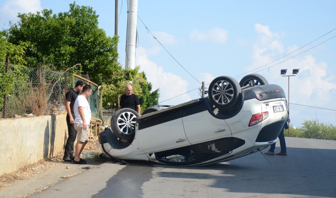 ANTALYA (AA) – Antalya'nın Serik ilçesinde otomobilin bahçe kapısına çarpıp