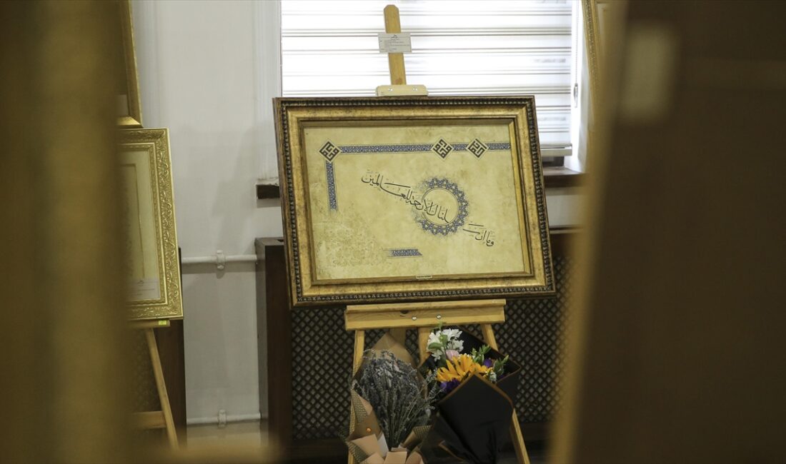 ANKARA (AA) – Müzehhibe Aysel Toprak ve atölye grubu tezhip