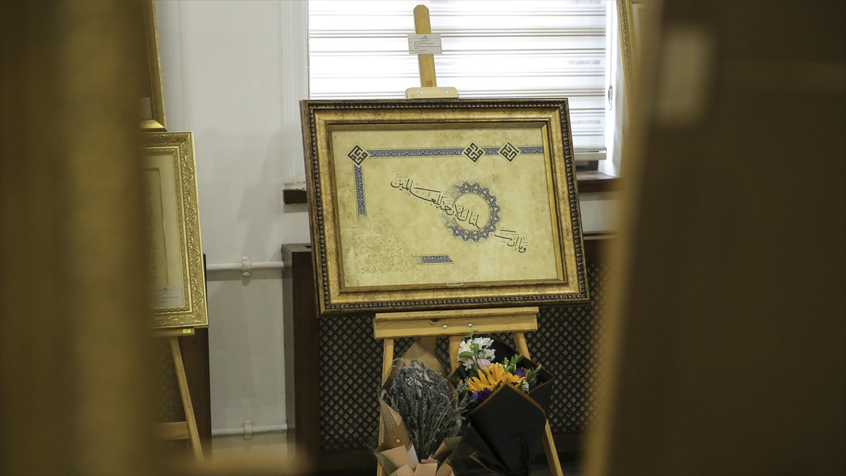 ANKARA (AA) – Müzehhibe Aysel Toprak ve atölye grubu tezhip