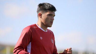 Trendyol Süper Lig ekiplerinden EMS Yapı Sivasspor'un orta saha oyuncusu