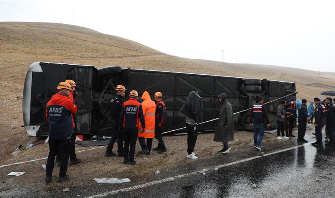 Sivas'ın Gürün ilçesinde yolcu otobüsünün devrilmesi sonucu, 7 kişi yaşamını