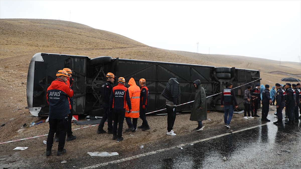 Sivas'ın Gürün ilçesinde yolcu otobüsünün devrilmesi sonucu, 7 kişi yaşamını