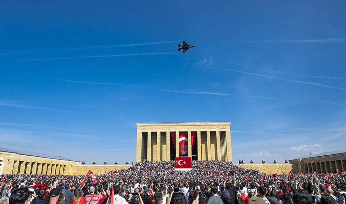 Türk Hava Kuvvetleri'nin akrobasi timi SOLOTÜRK, Türkiye Cumhuriyeti'nin 100. kuruluş