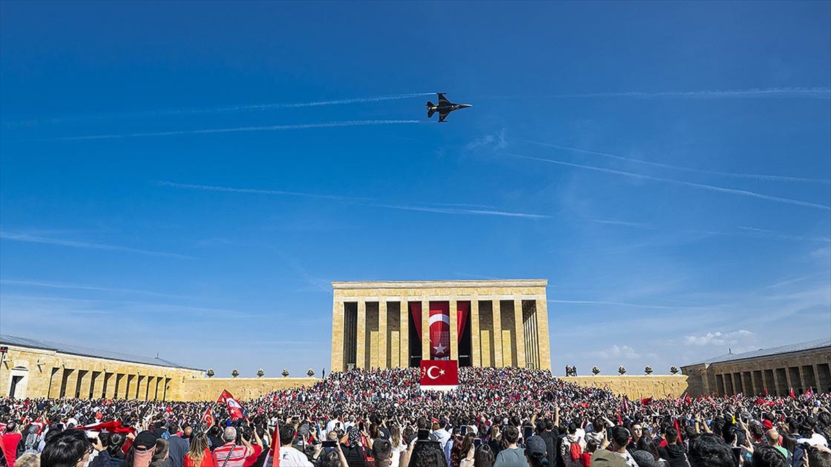 Türk Hava Kuvvetleri'nin akrobasi timi SOLOTÜRK, Türkiye Cumhuriyeti'nin 100. kuruluş