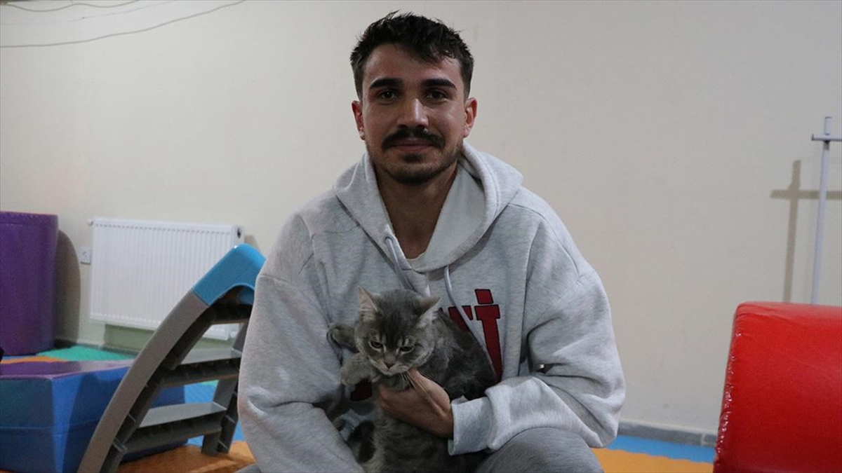 Erzurumlu hayvansever Alp Tolga Oğuz, sosyal medyadan yaptığı paylaşımlarla 9