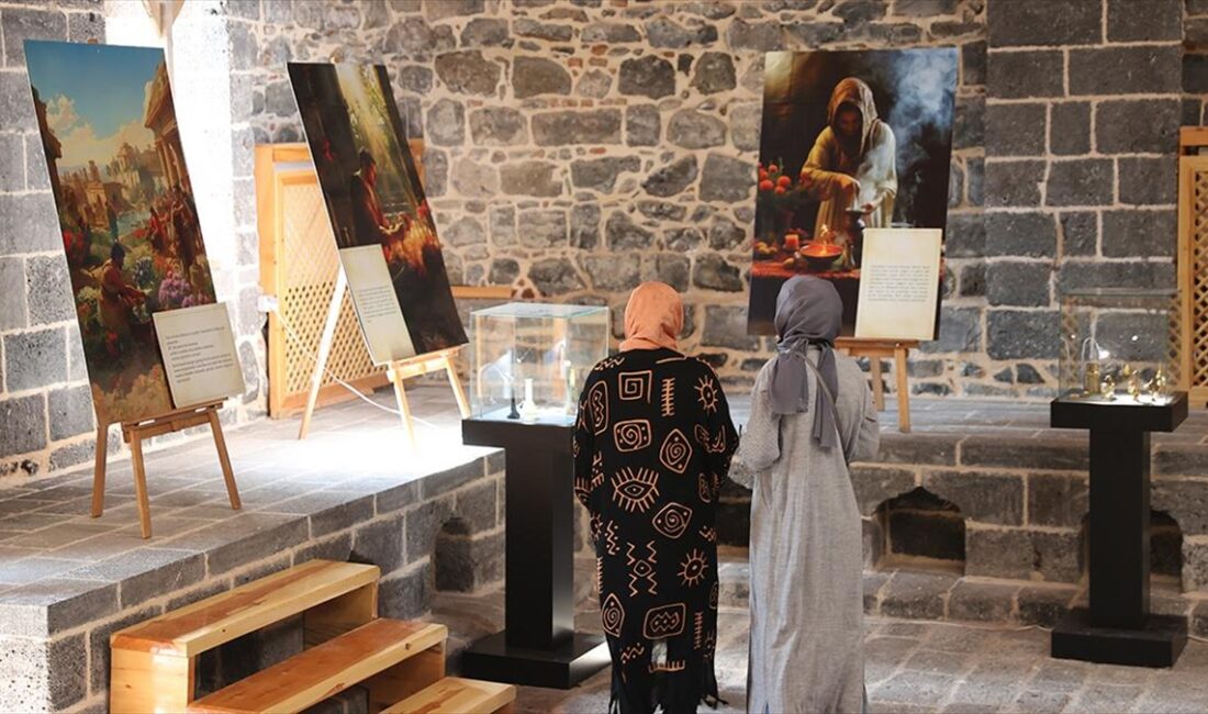 Diyarbakır'da düzenlenen "Sur Kültür Yolu Festivali" kapsamında tarihten günümüze ulaşan