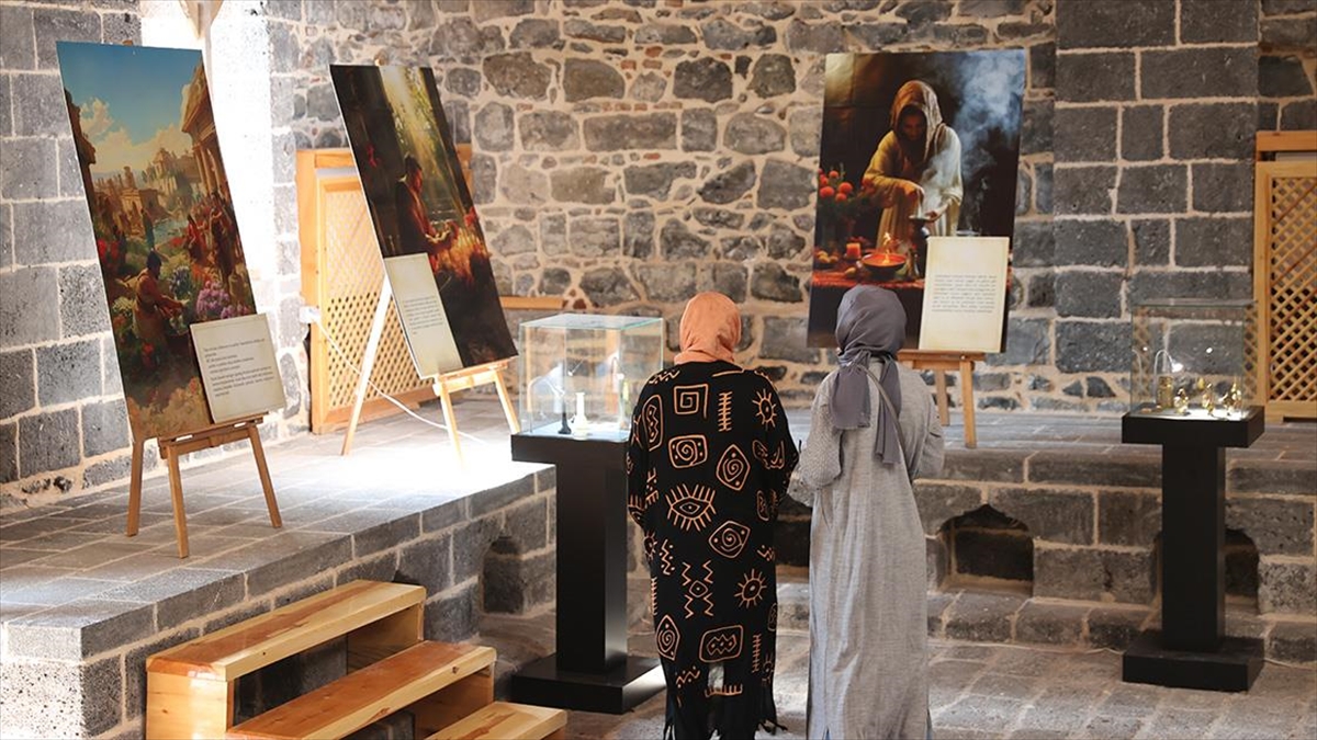 Diyarbakır'da düzenlenen "Sur Kültür Yolu Festivali" kapsamında tarihten günümüze ulaşan
