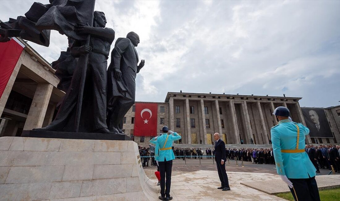 TBMM (AA) – TBMM Başkanı Numan Kurtulmuş’un anıta çelenk bırakmasının