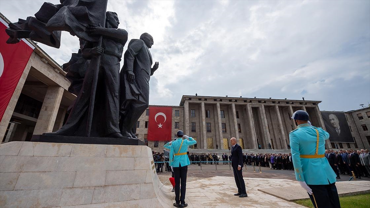 TBMM (AA) – TBMM Başkanı Numan Kurtulmuş’un anıta çelenk bırakmasının