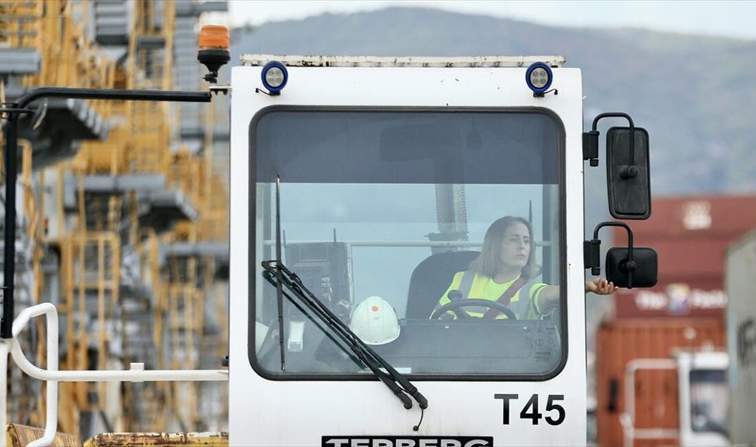 Kocaeli'de temizlik görevlisi olarak başladığı uluslararası limanda ITV (terminal içi