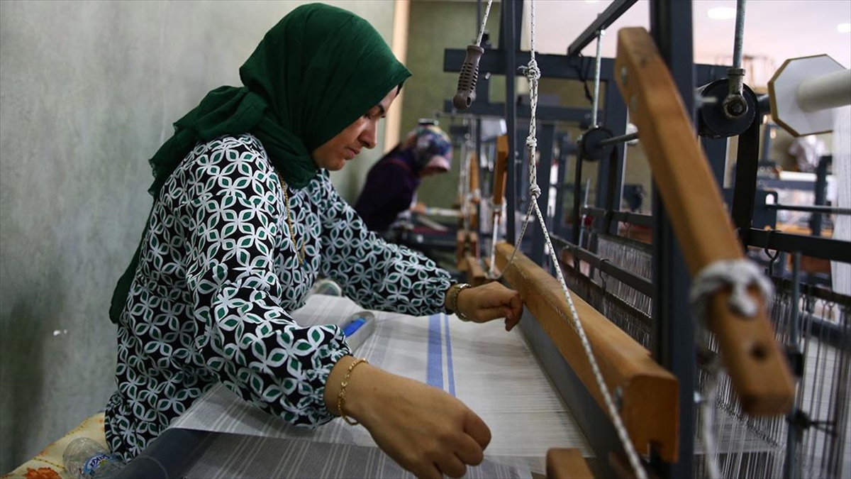 Giresun'un Şebinkarahisar ilçesinde devlet desteğiyle kurulan ve kadınların çalıştığı atölyede,